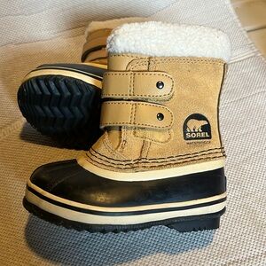SOREL Toddler size 7 snow boots
Waterproof